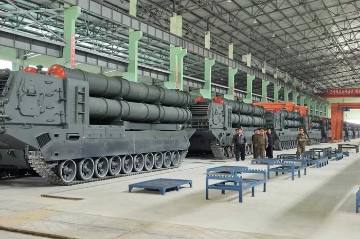 Tên lửa phóng loạt KN-25 bánh xích: Vũ khí đáng gờm đã được Triều Tiên sản xuất hàng loạt
