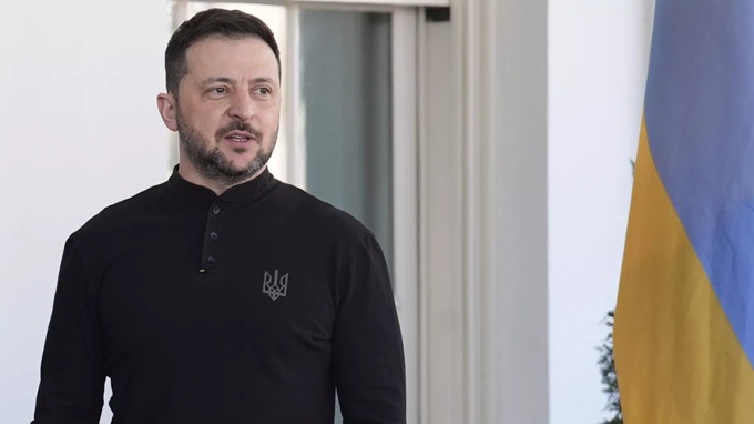 Dân mạng Mỹ cho rằng Zelensky mặc vest để kiếm thêm tiền