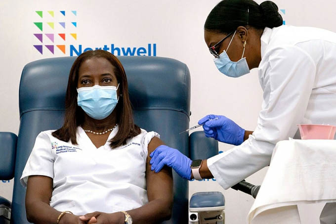 Những liều vaccine Covid-19 đầu tiên tại Mỹ - ''Vũ khí kết thúc chiến tranh''