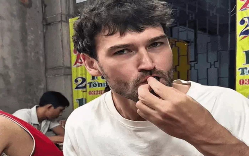 Khách Nga tròn mắt ngạc nhiên khi ăn món bình dân bán đầy vỉa hè Việt Nam, thốt lên: 