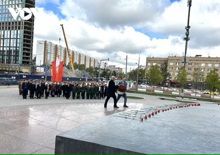 Dâng hoa tại Tượng đài Bác Hồ tại Moscow nhân kỷ niệm 50 năm Giải phóng miền Nam