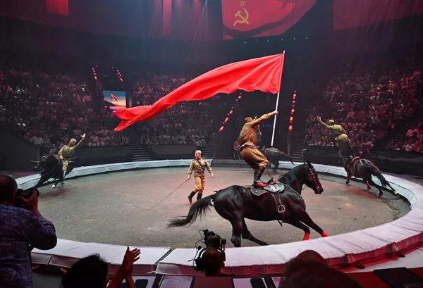 Các nghệ sĩ nhào lộn trên không đến từ Việt Nam: Lễ hội xiếc quốc tế “Idol-2025” tại Moskva