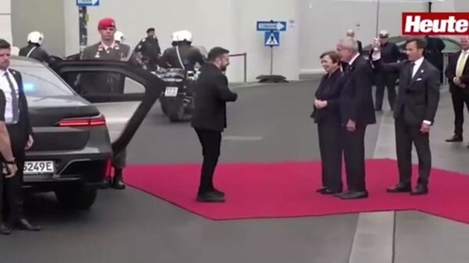 Video: Zelensky làm vợ bẽ mặt trong cuộc gặp với Tổng thống Áo tại Vienna