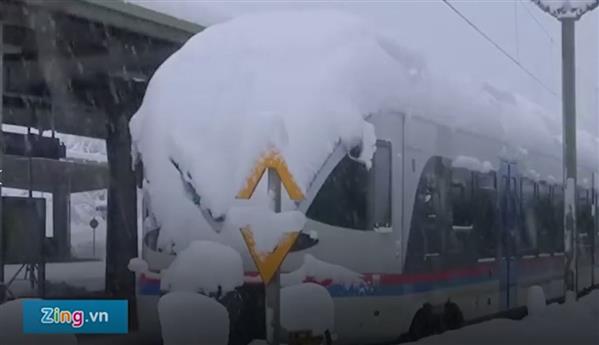 Châu Âu 'đóng băng' trong bão tuyết kỷ lục, 25 người chết