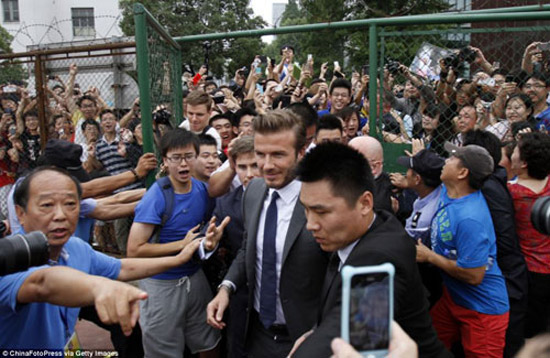 Chùm ảnh: Cảnh sát đổ máu để bảo vệ Beckham ở Trung Quốc