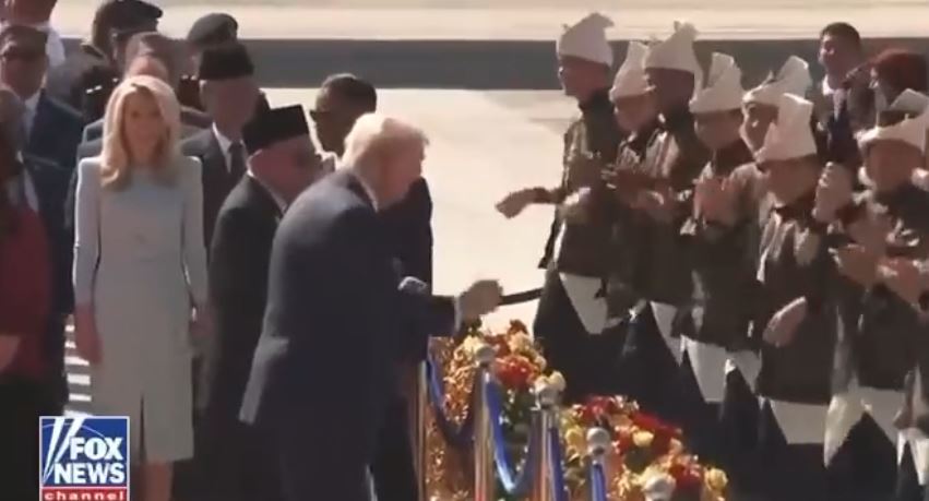 CLIP: Ông Donald Trump nhảy theo điệu nhạc tại sân bay Malaysia