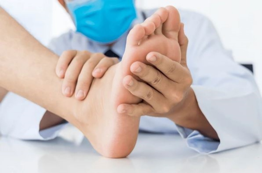 Nhìn xuống chân mà thấy 4 dấu hiệu này thì cần đi khám sớm, không nên chần chừ