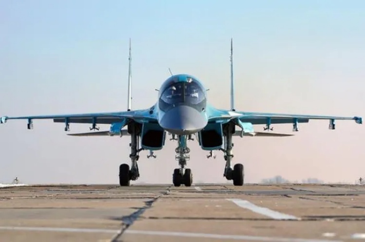 Máy bay ném bom Su-34 của Nga tấn công cứ điểm Ukraine tại Kursk
