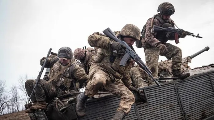 Financial Times: Hệ thống phòng thủ của Ukraine ở Donbass đang 'sụp đổ'