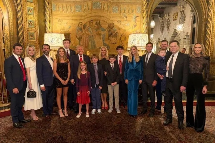 Cha con Elon Musk trong ảnh mừng chiến thắng của gia đình Trump