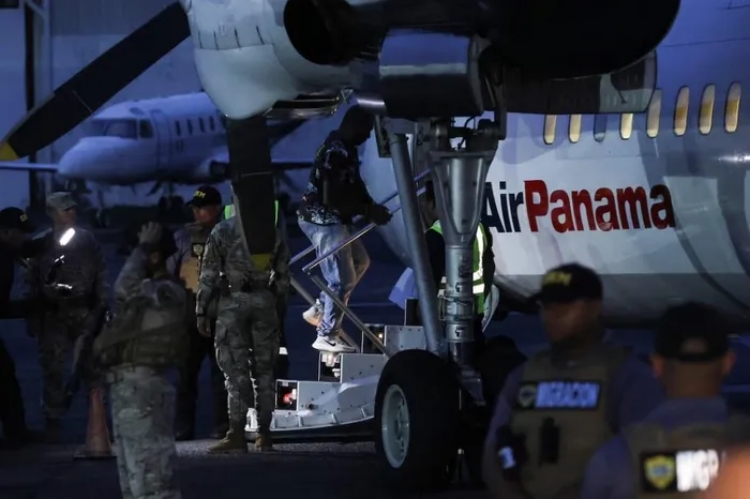 Mỹ trục xuất nhóm người châu Á tới Panama