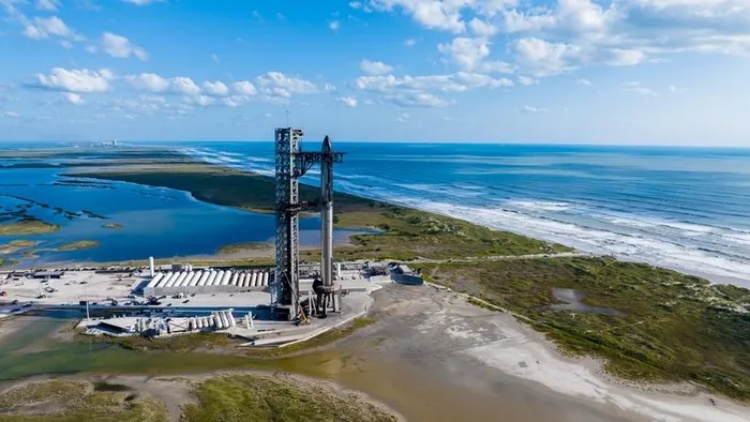 Clip tên lửa đẩy khổng lồ của SpaceX hạ cánh thành công xuống bệ phóng sau chuyến bay thử nghiệm