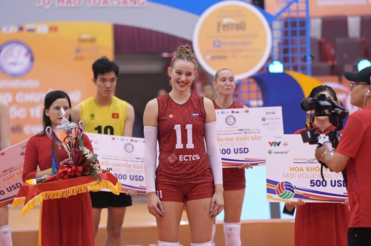 Hot girl bóng chuyền Nga được trao giải Hoa khôi VTV Cup, Bích Tuyền được vinh danh