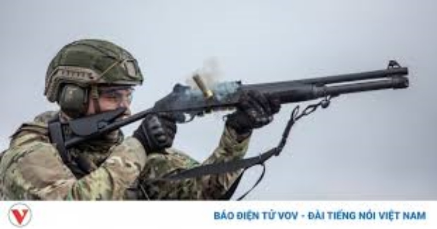 Cận cảnh lính Nga dùng súng trường bắn hạ UAV Ukraine đuổi theo xe quân sự