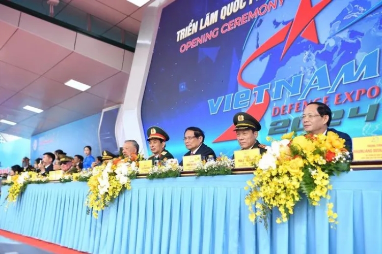Mãn nhãn với màn bay chào mừng của 'hổ mang chúa' Su-30MK2 tại Triển lãm Quốc phòng quốc tế Việt Nam 2024
