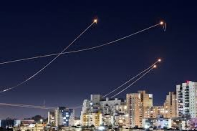 Video hệ thống phòng không Vòm Sắt của Israel bắn hạ vật thể bay trên Biển Đỏ