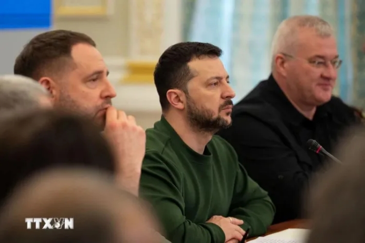 Tổng thống Ukraine thừa nhận không thể giành lại Donbass, Crimea