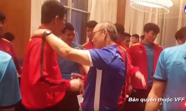 Xúc động thầy Park ôm động viên từng cầu thủ Việt Nam sau Asian Cup