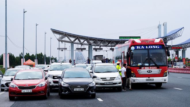 Dòng người nháo nhác ở ''bến cóc'' bắt xe rời Hạ Long