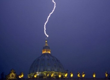 Trời đất phản ứng trước việc Đức Giáo Hoàng Benedict XVI tuyên bố từ nhiệm