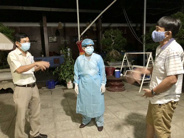 Bệnh nhân 787 đi chợ, ra cà phê, ngồi đánh bài... lung tung, truy chưa hết