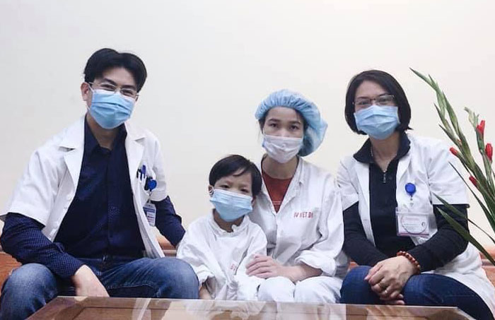 Bệnh nhi ghép tim nhỏ tuổi nhất Việt Nam được ra viện
