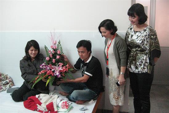 Vỡ òa giây phút bé trai đầu tiên tại Việt Nam chào đời ở độ cao 10.000 mét