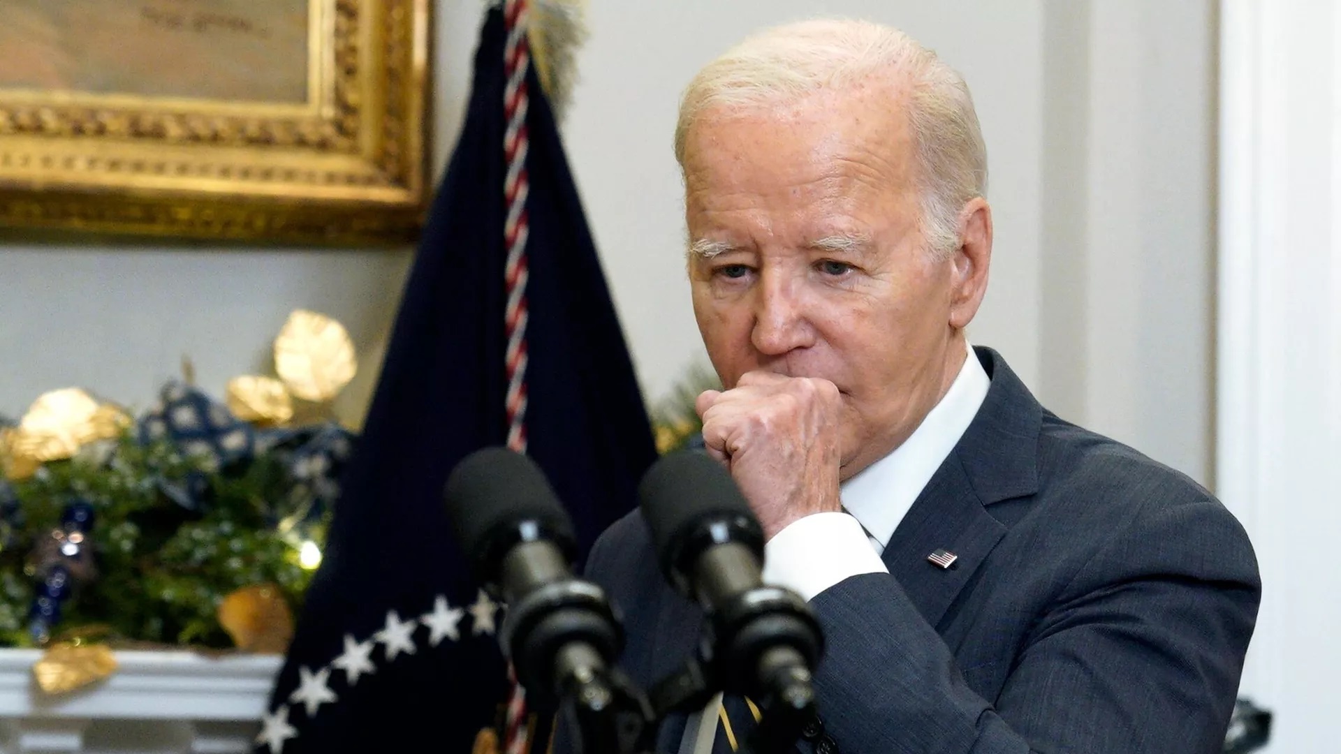 Phát biểu chia tay với người dân nước Mỹ, Biden cần tới đệm ghế