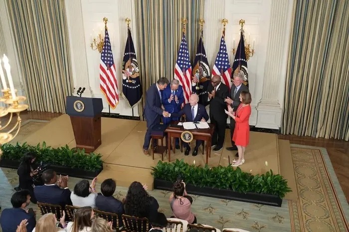Ông Biden vẫn sống dưới 'cái bóng' của ông Trump
