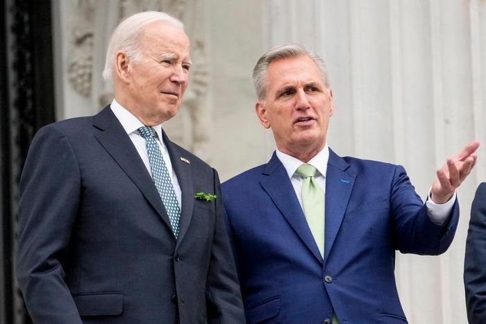 Đảng Cộng hòa phẫn nộ ngay khi ông Biden lên máy bay