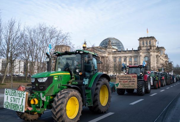 Video nông dân Đức lái máy kéo biểu tình khắp Berlin