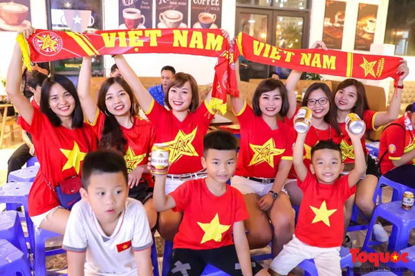 Cổ động viên Hà Nội cuồng nhiệt 