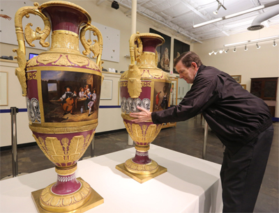 Nga: Đôi bình sứ cổ có giá 2,7 triệu USD