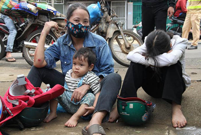 Hàng trăm người đi bộ từ Bình Dương lên Đắk Nông để về quê