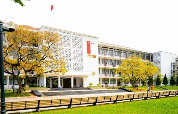 Hàng loạt trường đại học tiếp tục cho sinh viên nghỉ học