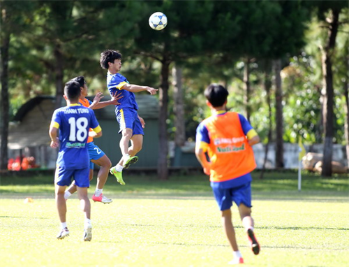 Công Phượng 'giải phóng' bản thân trên sân tập