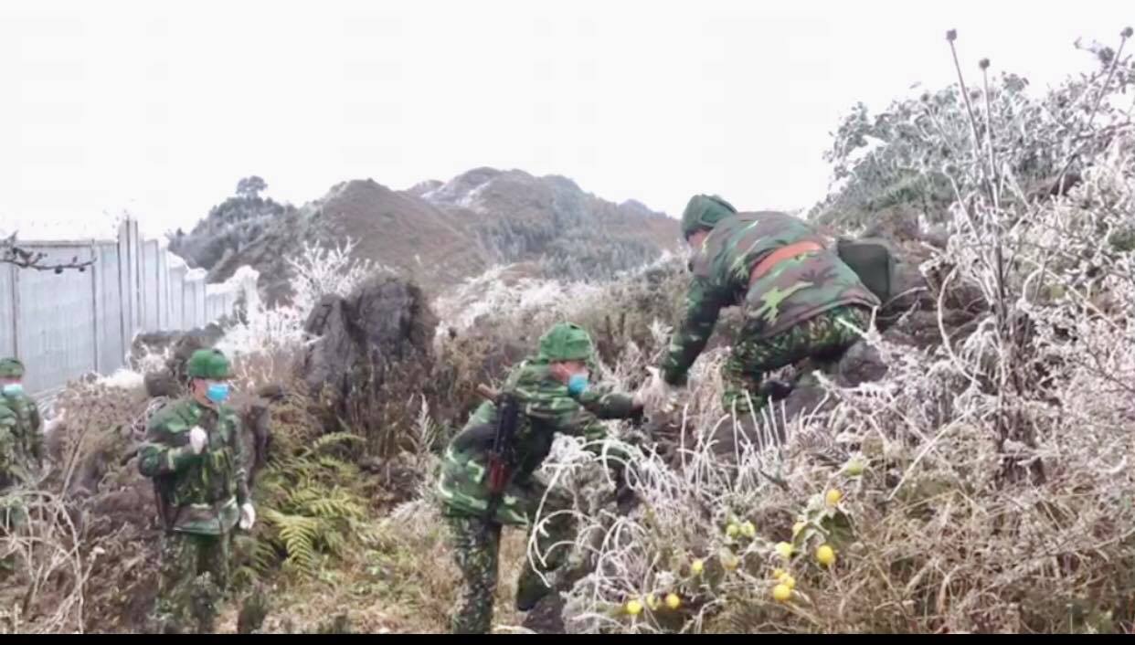 Bộ đội biên phòng căng mình chống dịch COVID-19 trong băng giá