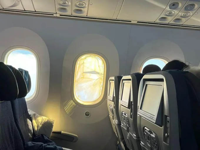 Máy bay Boeing 787 Dreamliner phải hạ cánh khẩn cấp vì cửa sổ bị nứt