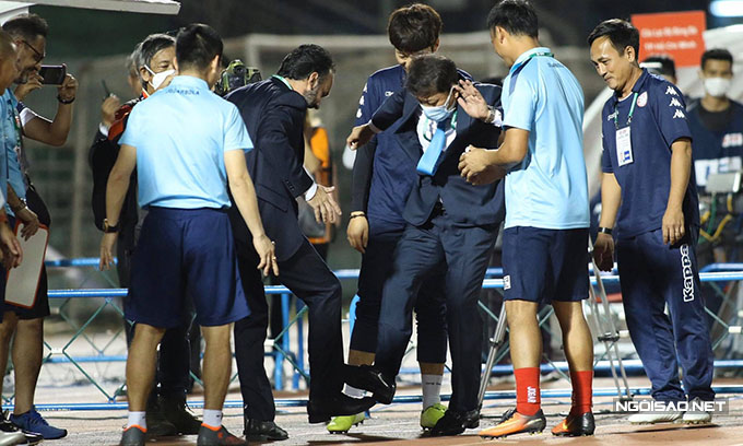 HLV TP HCM và Thanh Hoá 'bắt chân' chào nhau