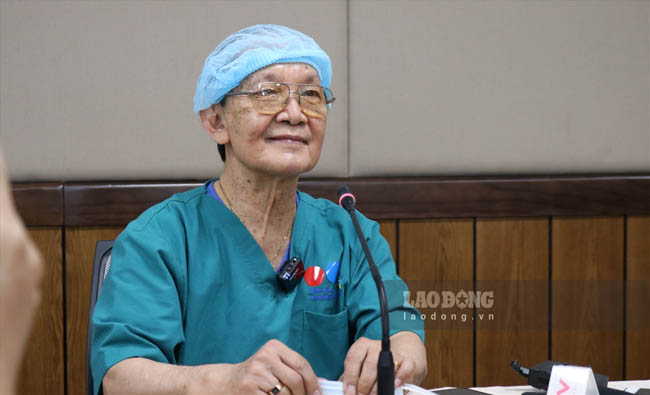 GS.BS Trần Đông A: 'Phẫu thuật thành công, hai bé có thể đi lại'