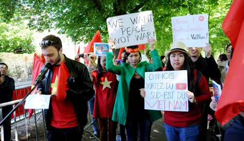 Một người Nga trong màu cờ Việt Nam phản đối Trung Quốc