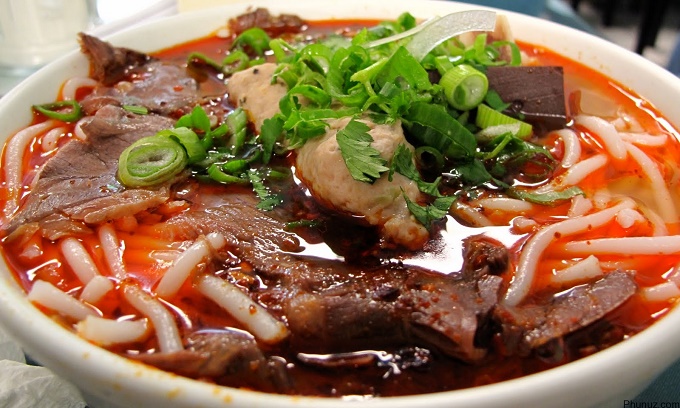 Tôi chờ 2 tiếng, chi 126.000 đồng để mua 1 tô bún bò trong giãn cách