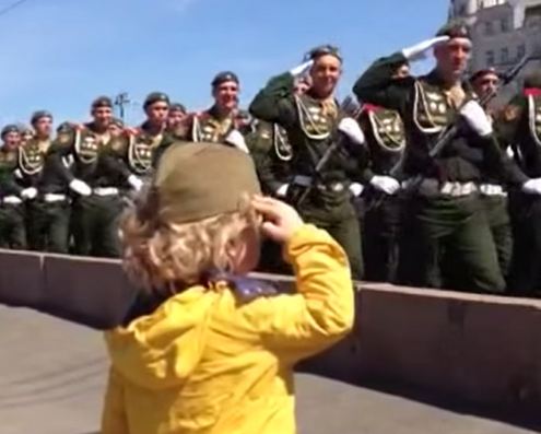 Cảm động em bé chào các đoàn duyệt binh ở Quảng trường Đỏ