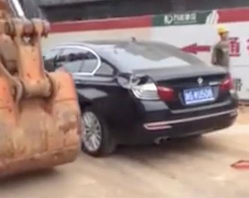 Dùng máy xúc dọn BMW 5 Series đỗ chắn đường