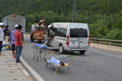 Xe chở 12 người đi du lịch gặp nạn thảm khốc ở Nghệ An