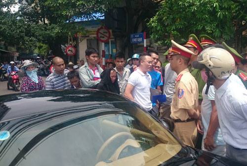 Đi ngược chiều, tài xế ngồi trong 