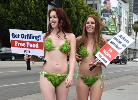 Gái xinh diện bikini rau xuống phố kêu gọi ăn chay