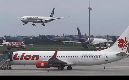 Máy bay bốc cháy, khói đen mù mịt, hành khách tranh nhau thoát thân