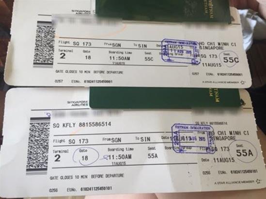 Cô gái bức xúc khi bị hải quan Singapore trả về nước