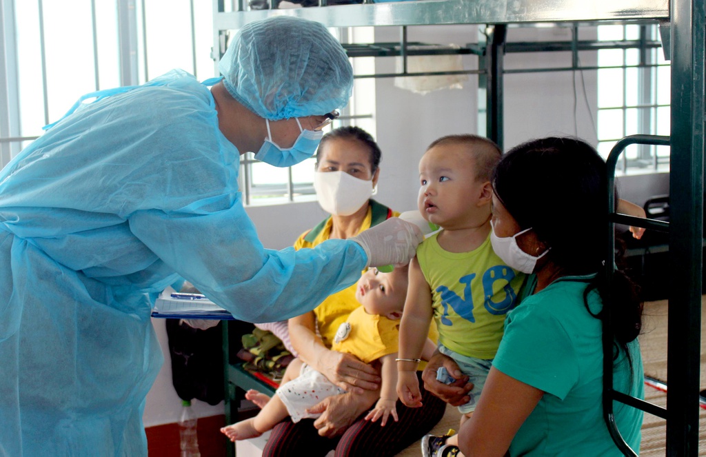 Bà nội, bà ngoại ở khu cách ly Covid-19